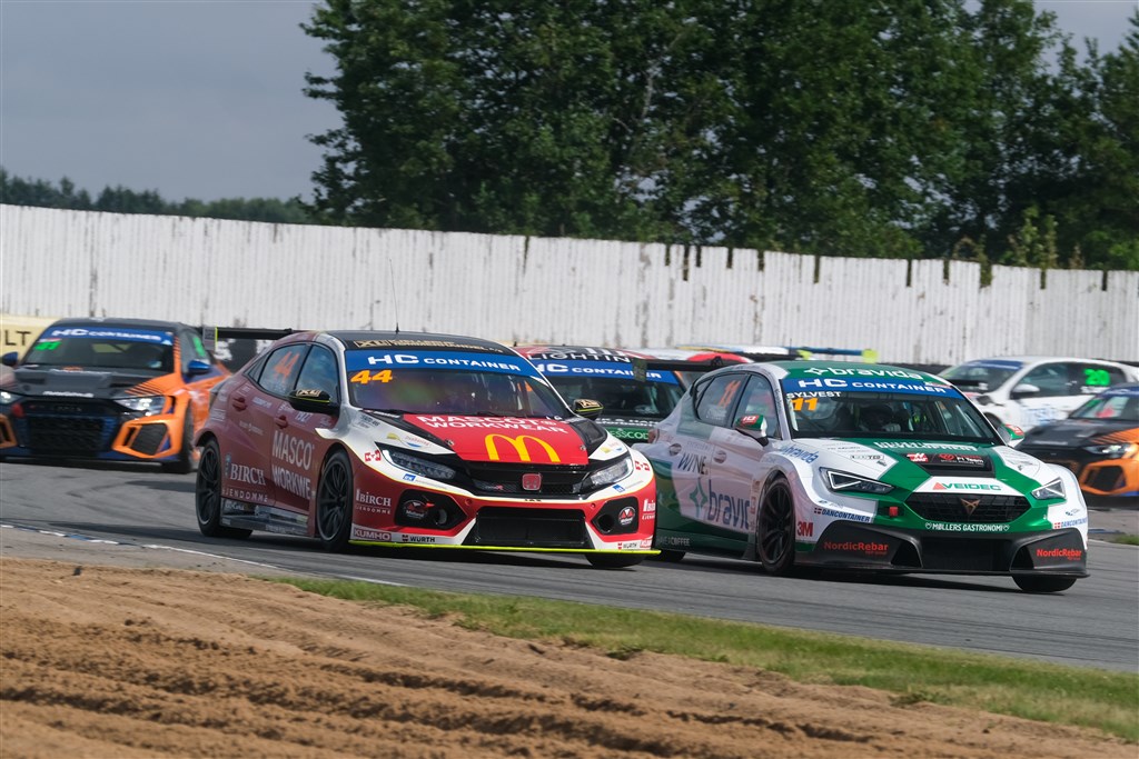 Nicolai Sylvest, her i #11, holder fast i føringen i U25-mesterskabet mod Gustav Birch, #44. Sylvest er også godt med i jagten på en tur i mesterskabets top tre - Cupra-køreren er aktuelt treer i stillingen.